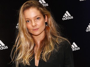 Nagyon forró Mihalik Enikő mell- és hasvillantós címlapja