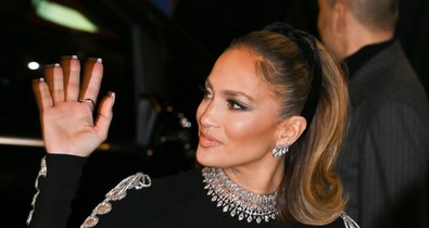 Jennifer Lopez bevállalta a világ legnagyobb dekoltázsát, de így is tündérként fest