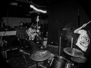 Amerikai turné és lemez helyett a magyar zenekar lelépett szexuális zaklatásba keveredett kiadójától