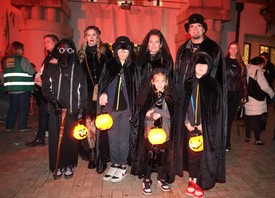 Jelmezbe öltözött emberek és világító töklámpások gondoskodtak a hamisítatlan halloweeni hangulatról / Fotó: Pozsonyi Zita
