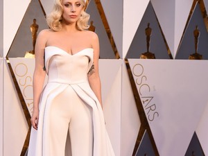 Lady Gaga az Oscar gála legvagányabb ruhájában