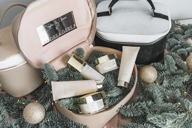 *Egy kis hazai a karácsonyfa alá*Gere Andrea a hetedik generációs villányi borászcsalád tagja az öt kozmetikumból álló GRAPELOVE termékcsaládot három év svájci fejlesztés és gyártatás után vezette be a hazai piacra. Andrea az egy éves évforduló alkalmából egy különleges együttműködést álmodott meg Buzás Zsófival, a Sophie by Chance táskamárka tervezőjével és limitált, kézzel készült prémium GRAPELOVE neszesszerekkel teszik kényelmesebbé az arcápolók szállítását. A limitált kézzel készült kozmetikai táska három színben érhető el: púder, fekete és arany. A GRAPELOVE öt termékből álló termékcsaládot és a neszesszert külön-külön is beszerezheted!GRAPELOVE bőrápoló szett + Sophie by Chance neszesszer ANDREA GERE SKIN CARE 158600 FtItt keresd: www.andreagere.com és www.sophiebychance.com