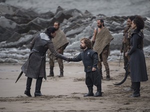 A szemfülesek már az első évadban kiszúrhatták, hogy ki kerül a Vastrónra