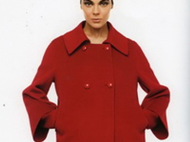 Rajzák Kinga a Max Marának pózol