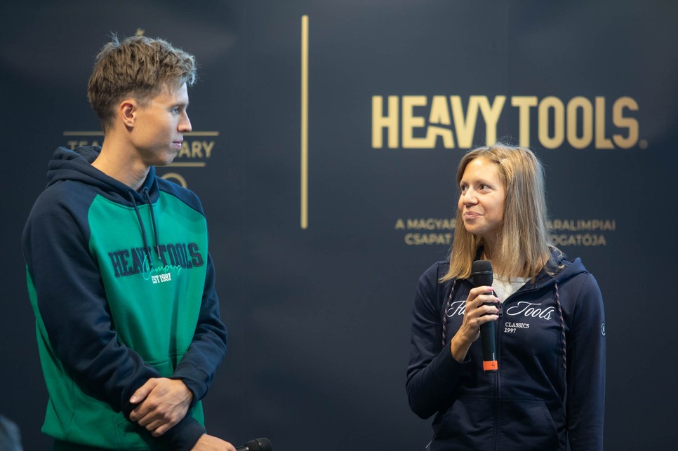 Telegdy Ádám és Kapás Boglárka úszó a Heavy Tools olimpiai melegítőiben