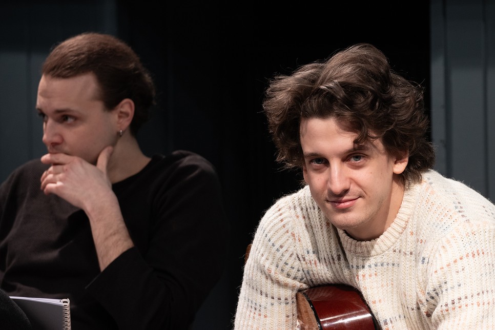 Kerek Dávid és Krasznai Vilmos a Velem mindig történik valami című előadás próbáján, amelyben Janikovszky Éva gondolatai kelnek életre a színpadon