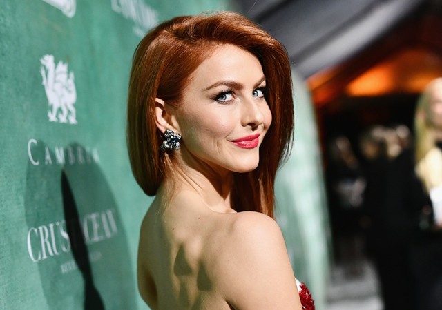 A gyönyörű színész- és táncosnő 28 évesen veszítette el a szüzességét, egyszer úgy nyilatkozott, hogy szerinte kifejezetten izgalmas, és megéri várni a nászéjszakáig a szüzesség elvesztésével, igaz Julianne Hough azt bevallotta, hogy az erotika így is része volt az életének, és saját bevallása szerint telefonszexben verhetetlen