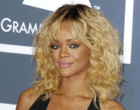 A Grammy-gálán Rihanna újra göndör hajjal.