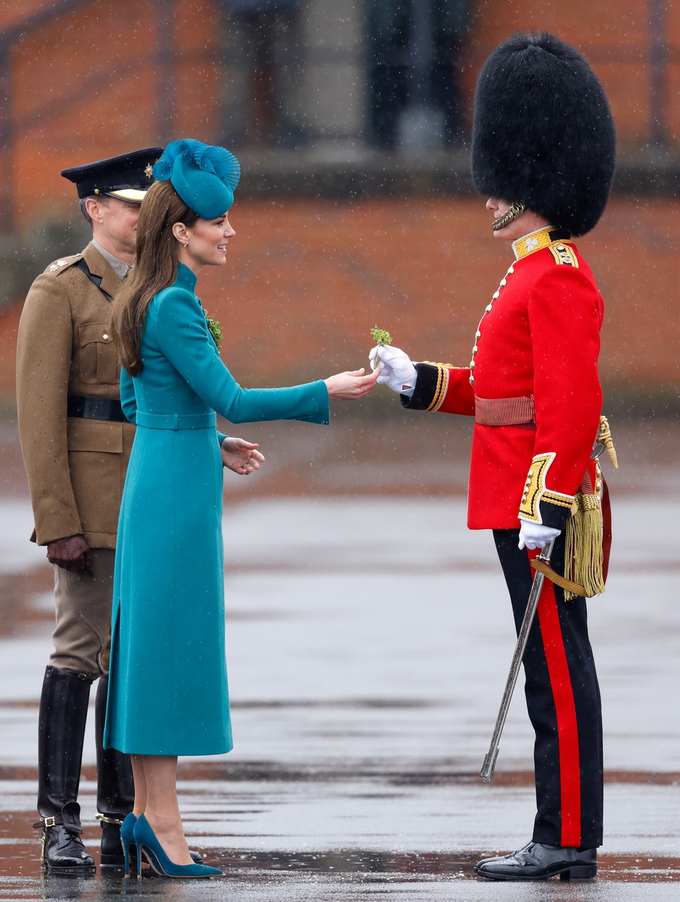 Katalin hercegné a jelképes lóherecsokorral a kezében látható a 2023-as Szent Patrik napon