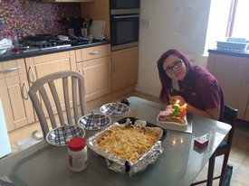 Ő pedig Alicia, akinek fogalma sincs róla, hogy Chris mire készül. 