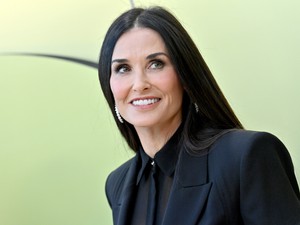 Demi Moore melltartó nélkül, feszes szettben lépett a vörös szőnyegre