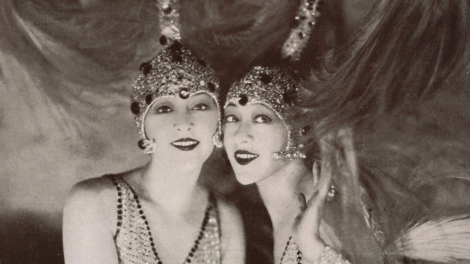 A Dolly ikrek, Janka és Róza, a 20. század elejének legfényesebb revüsztárjai – Vass Virág új regénye most életre kelti elfeledett történetüket