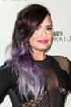Demi Lovato is előszeretettel takarja el valódi hajszínét. Az egykori Disney sztár általában kék vagy pink séróval mutatkozik, és mindkét szín remekül áll neki, de most a lila ombré a befutó nála.
