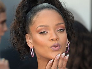 Rihanna olyan a vörös szőnyegen, mint egy unikornis, amelyik összehányta magát