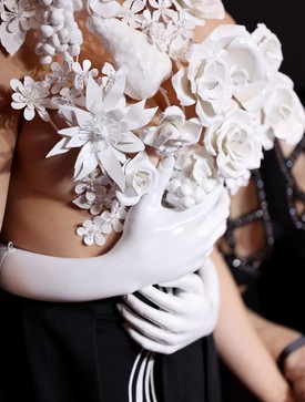 És akkor most merüljünk el a részletekben! Ugye, mennyire kifinomult Sydney Sweeney ruhája?