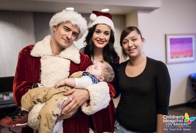 Katy Perry és Orlando Bloom gyerekkórházban karácsonyozott