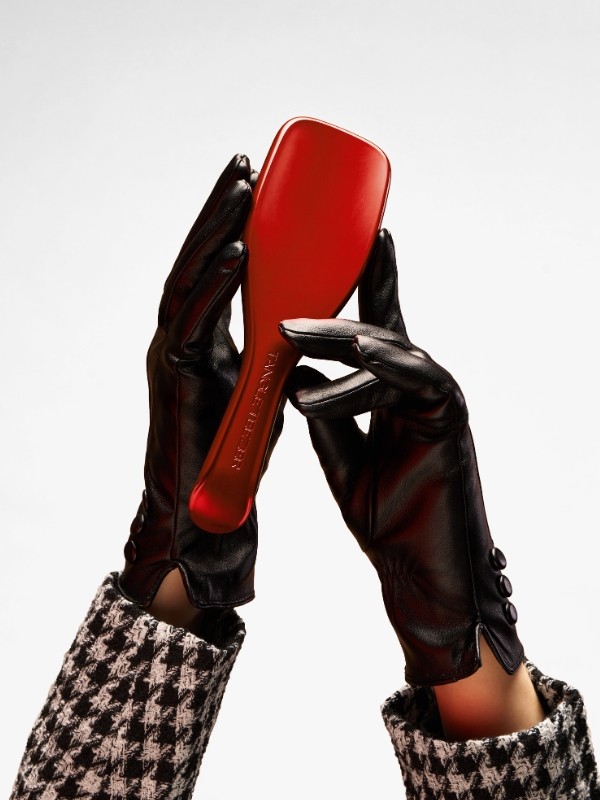 A vörös króm eleganciája és az ikonikus stílus találkozik a Tangle Teezer legújabb, május 1-jétől a drogériákba érkező The Devil Wears Prada kollekciójában, amely az Ultimate Detangler és annak mini változatában hozza el a kifutók luxusát a mindennapi hajápolásba. - The Ultimate Detangler limitált hajkefe TANGLE TEEZER x THE DEVIL WEARS PRADA 7999 Ft 