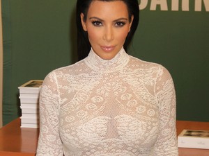 Író-olvasó találkozó Kim Kardashian melleivel