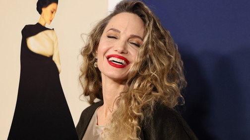 7 pillanat, amikor Angelina Jolie melltartó nélkül jelent meg a vörös szőnyegen: csak úgy sugárzott a színésznő a magabiztosságtól