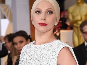 Egy nap, két sokkolóan vagány napszemüveg Lady Gagától!