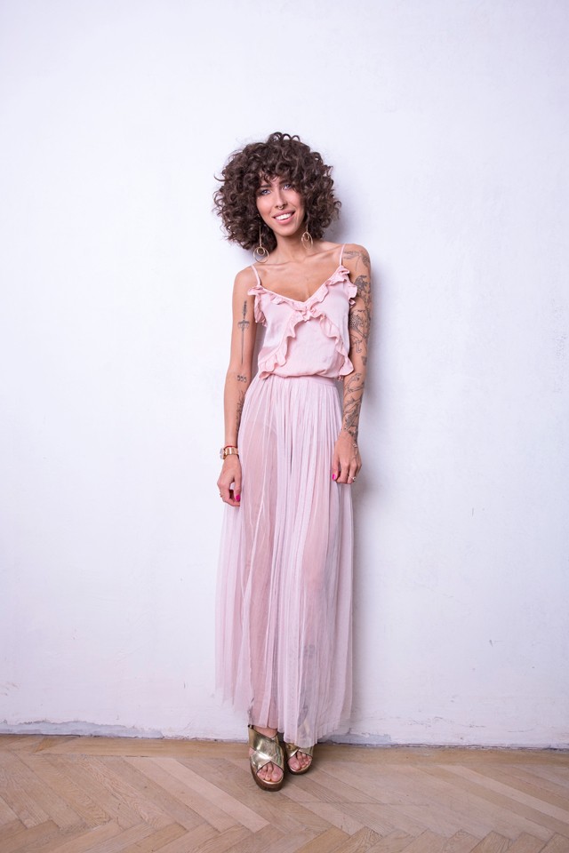 Cintya Dictator ma vidám rózsaszín szettben indul strandolni