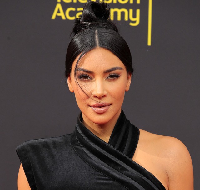 Micsoda? Kim Kardashian visszafogott ruhában a vörös szőnyegen?