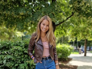 Viszkok Fruzsi a varsói hűvös időjáráshoz öltözött