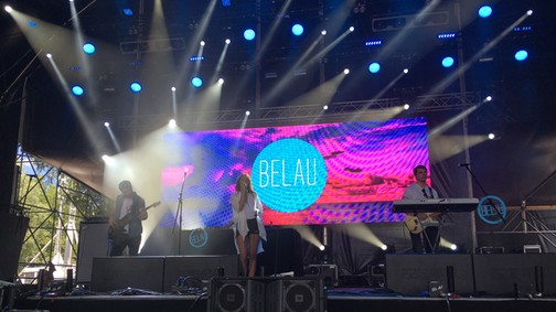 A Belau zenéjével nyaralni visz