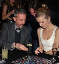 Eva Herzigova feszült figyelemmel pakolta a dominókat