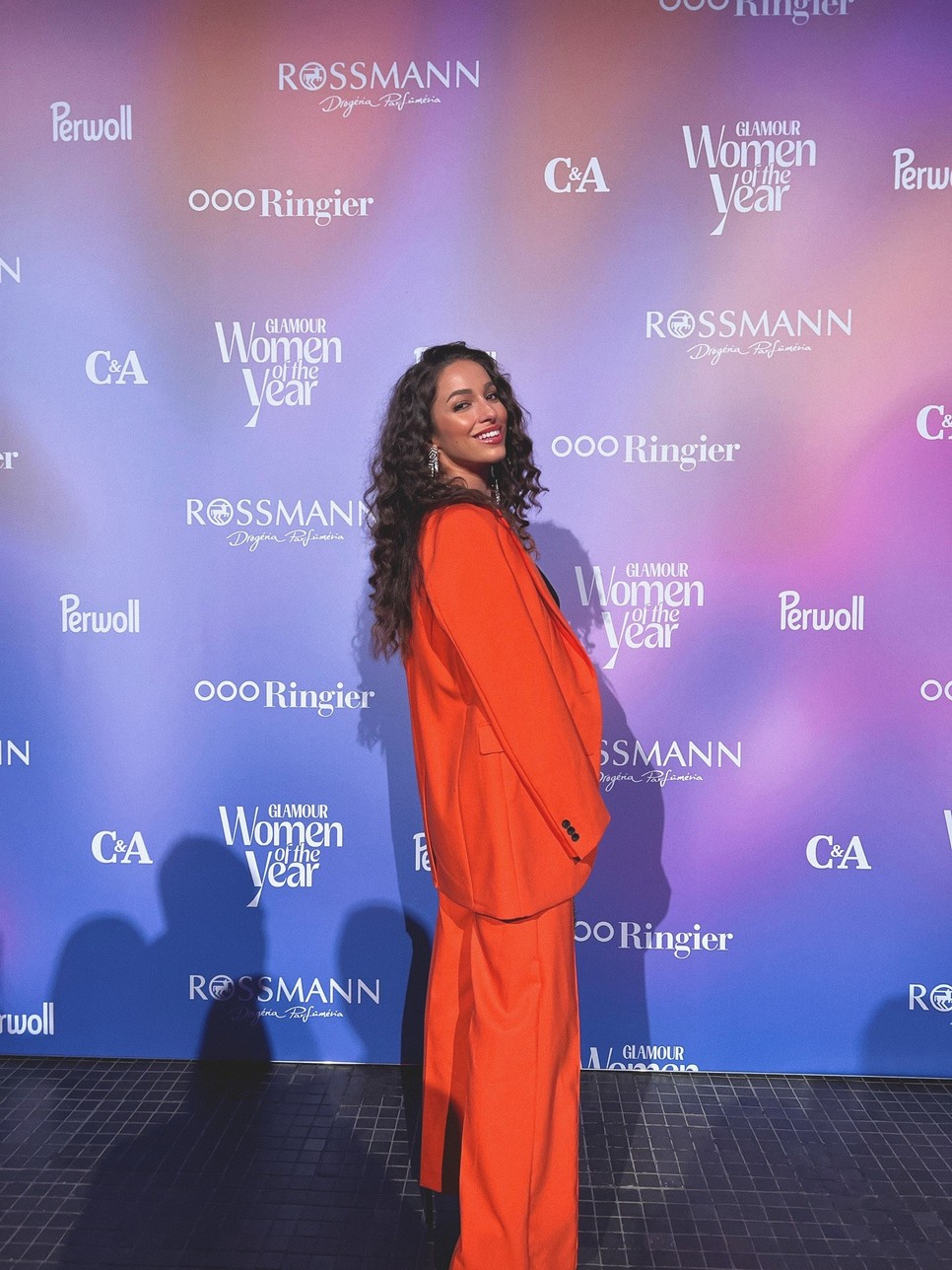 Kiss Barbi influenszer imádja ezt a piros nadrágkosztümöt a C&A kollekciójából és sokféleképpen viseli