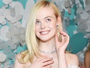 Pinkre festette a haját Elle Fanning, de nem áll jól neki