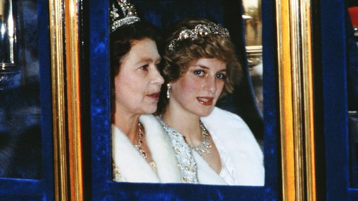 Felháborító fotók terjednek a királyi család tagjairól, így még soha nem láttuk Erzsébet királynőt és Diana hercegnét