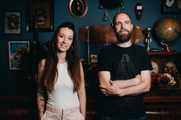 Kovács Héda és Halász Mátyás Csiga: A test nem csak vászon, hanem üzenet – erről mesélnek a könyvben szereplő művészek is.