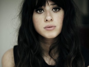 Foxes Nagy-Britannia új popreménysége, de csak pont olyan lány, mint te!