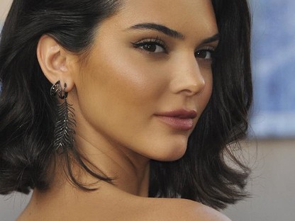 Mióta Kendall Jenner száját feltöltötték, teljesen úgy néz ki, mint Kourtney Kardashian!