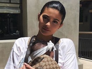Kylie Jenner kislányának strandoló szettje a legédesebb