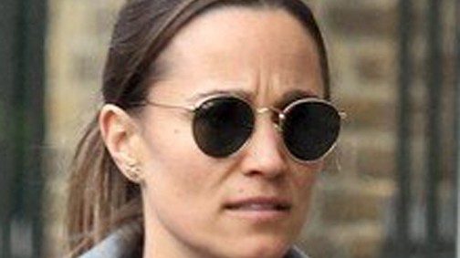 Igazi családi idill, ahogy Pippa Middleton az utcán sétálgat