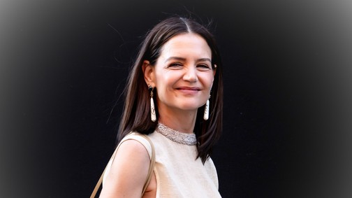 Katie Holmes és fiatal párja hivatalosan is felvállalták kapcsolatukat, összebújva pózoltak a fotósoknak