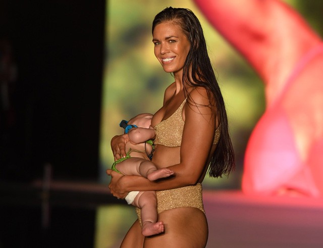 Modellmami szoptat a kifutón