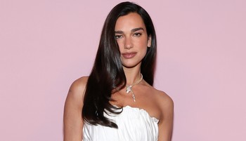 Dua Lipa arany meztelenfelsője maga az álom, csipkés melltartóját is megvillantotta benne