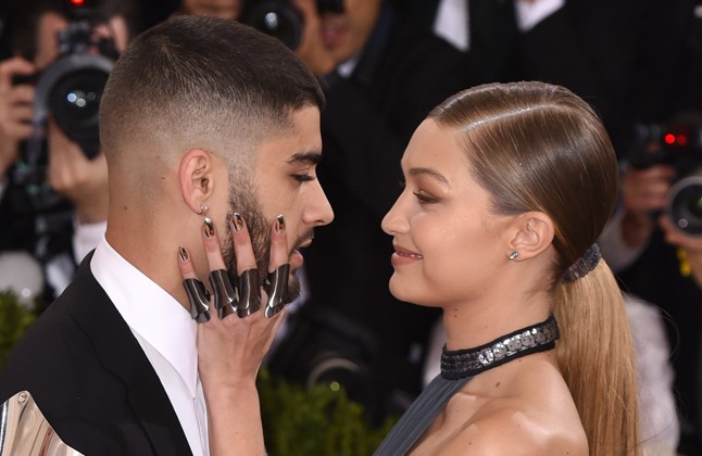 gigi hadid, műköröm, köröm, manikűr, met gála, tommy hilfiger, kiss köröm