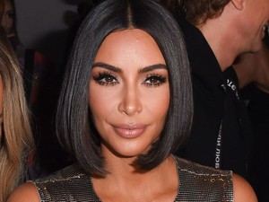 Kim Kardashian mellei önálló életet élnek ebben a felsőben