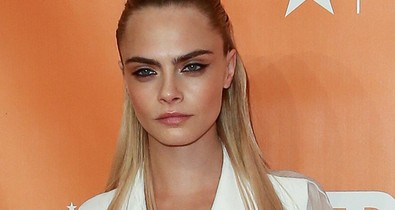 Cara Delevingne annyira szexi és nőies ebben a ruhában, hogy már-már hihetetlen
