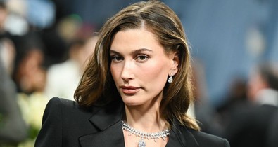 Hailey Bieber eladta a sminkmárkáját, csillagászati összeget kapott érte