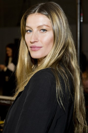 Középen elválasztott haj