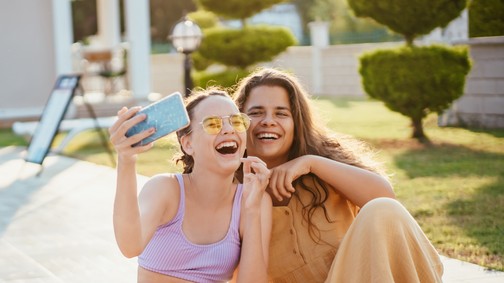 Olyan korban élünk, amikor egy fotó egyfajta kampány a népszerűségért – de mégis hogyan formálja mindez a tinédzserek önképét?