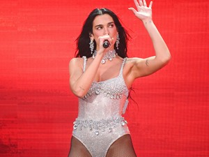 Dua Lipa tetőtől talpig Gucciba öltözött, ez az a szett, amit bármelyik nő elfogadna karácsonyra