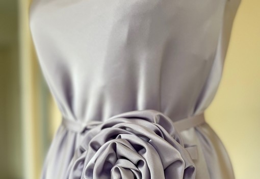 „Elmeséli, hogy már ő sem látja saját magában a nőt, és te csak nyeled a könnyeidet” - Halász Éva divattervező kerekesszékes lányoknak tervezett meseszép ruhákat