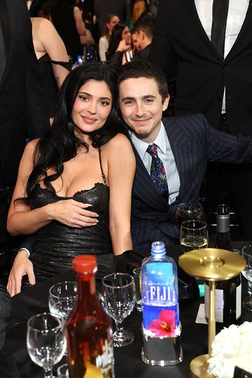 Kylie Jenner és Timothée Chalamet ugyan nem pózoltak együtt a vörös szőnyegen, de egész este nem tudták egymásról levenni a kezüket. Csak úgy sugárzik belőlük a boldogság!  