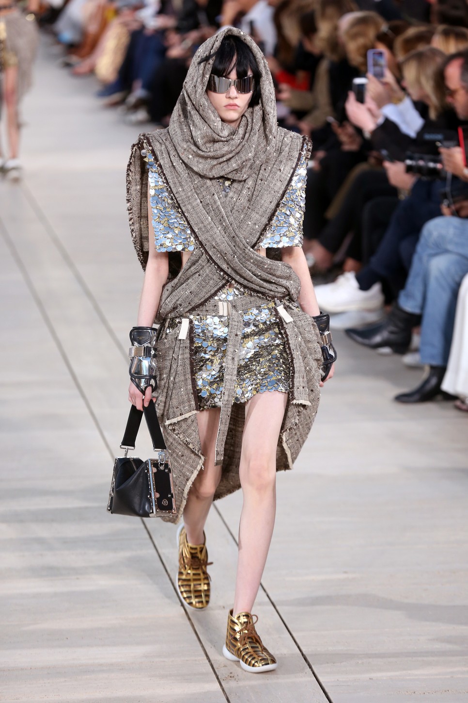 Utópiát megidéző ruhaköltemények: Ilyen volt a Louis Vuitton Cruise 2023 show